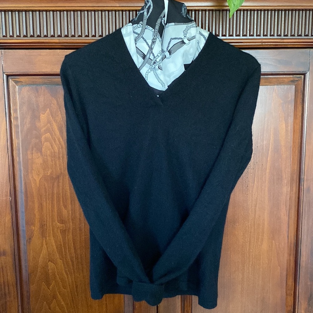 For the Republic Cashmere 100% cashmere black V neck long sleeve classic pull